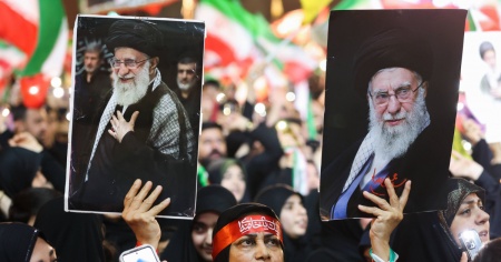 In migliaia nel cortile della Grande Moschea per i funerali di Khamenei