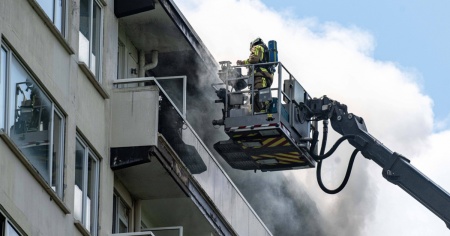 Incendio in un condominio di dieci piani: «Almeno cinque morti»