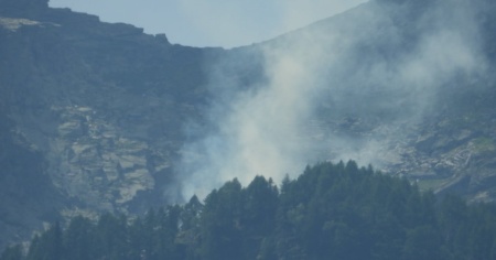 Incendio sui monti di Lodrino, pompieri ancora al lavoro
