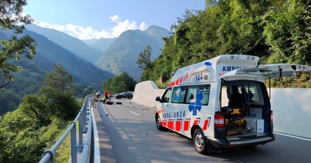 Incidente in val Calanca: coinvolte due auto e una moto