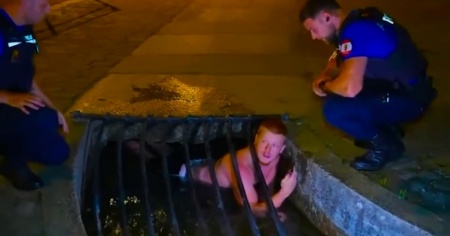 Influencer resta incastrato in un canale durante una diretta: salvato dalla polizia