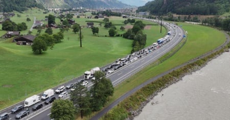 20 chilometri di coda e tre ore di attesa al portale Nord, ritardi a Chiasso Brogeda