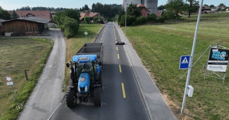 Invade la corsia opposta e si scontra con un trattore: grave un 36enne