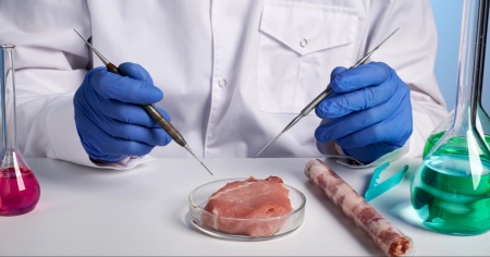 Alimenti non idonei e locali chiusi per gravi irregolarità
