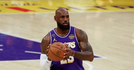 LeBron James ai Philadelphia 76ers per due stagioni