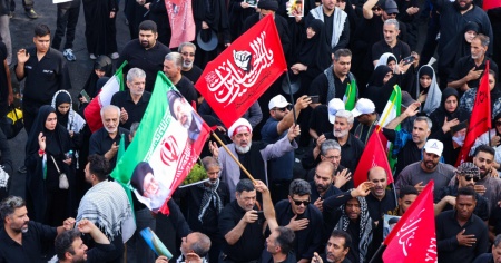 Parte il corteo funebre di Ali Khamenei, manca Mojtaba