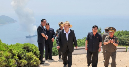 Kim supervisiona il test del nuovo cacciatorpediniere