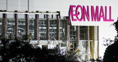 Il sisma fa collassare un centro commerciale, in decine sotto le macerie