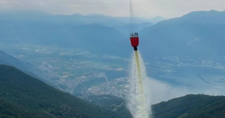 La pioggia dà una mano ai pompieri