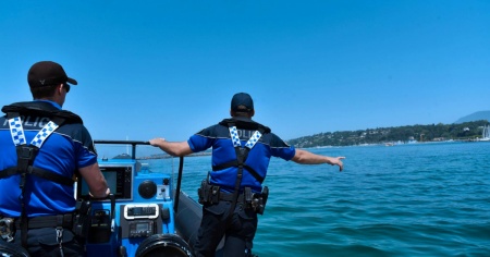 Diciassettenne sul fondo del lago per un minuto, lo salva l'amico