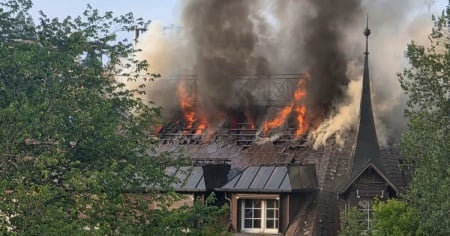 Vasto incendio in un albergo, nessuno ferito