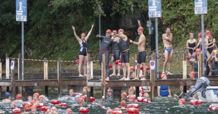 Il 16 agosto si attraversa il lago a nuoto. Anche i bambini