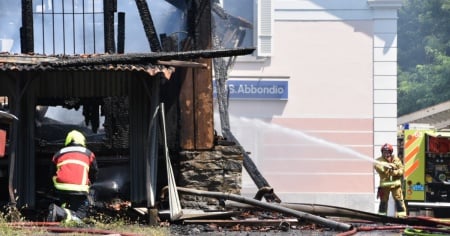 Magazzino distrutto dalle fiamme