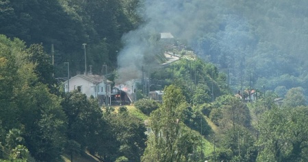 Magazzino in fiamme, sul posto i pompieri