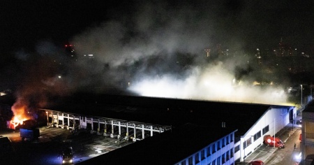Maxi rogo a Milano, si indaga per incendio doloso