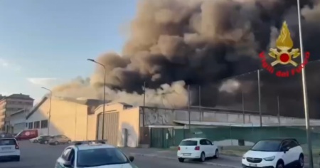 Incendio a Milano, una cinquantina i vigili del fuoco in azione