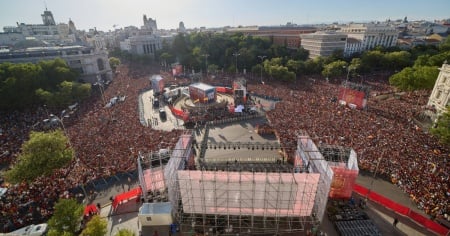 Un milione di persone in delirio: la Spagna abbraccia i campioni del mondo