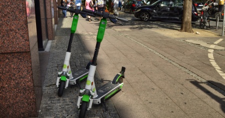 Monopattini elettrici, aumentano gli incidenti tra i giovani: «La politica chiude gli occhi?»