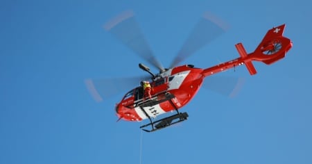 Motociclista cade e si ferisce gravemente