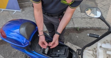 Sequestrati migliaia di motorini elettrici venduti come e-bike