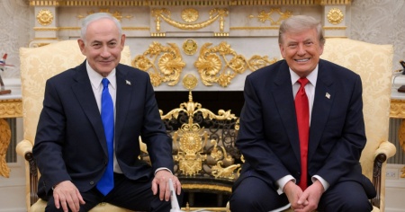 Trump e Netanyahu si incontrano a Washington: «Allineati su ogni scelta in Iran»