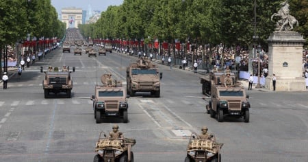 Un 14 luglio tra difesa europea e omaggio alle vittime di Nizza