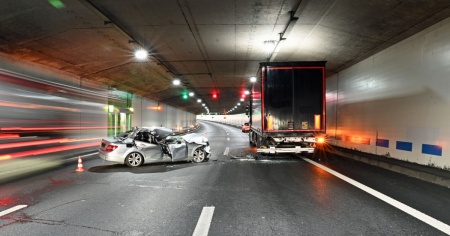 Non vede il camion fermo e ci finisce contro
