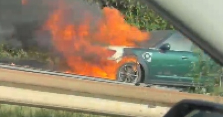 A fuoco un'auto sull'A2