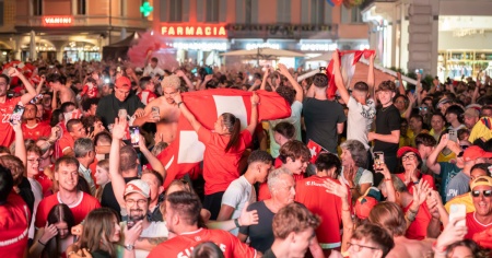 Notte bianca per i quarti di finale: locali aperti in tutta la Svizzera