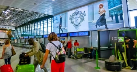 «Bagaglio fuori misura»: la nuova truffa che colpisce i turisti a Malpensa