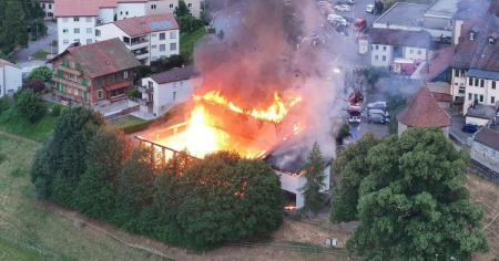 Le fiamme divorano la palestra