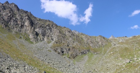 Parapendista precipita al suolo: muore un 53enne