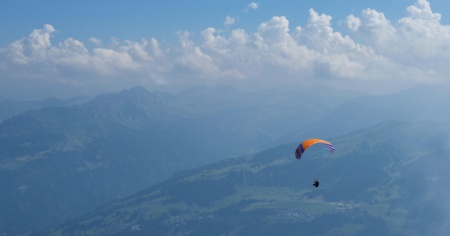 Parapendista si schianta al suolo: muore a 35 anni