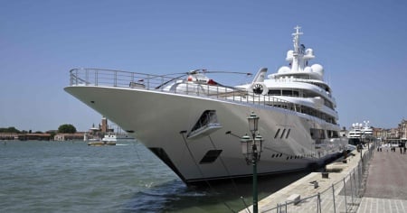 Il mega yacht dell'ambasciatore non passa inosservato