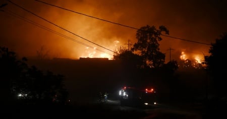 Incendio a Paros, in stato di fermo il sindaco e altre tre persone