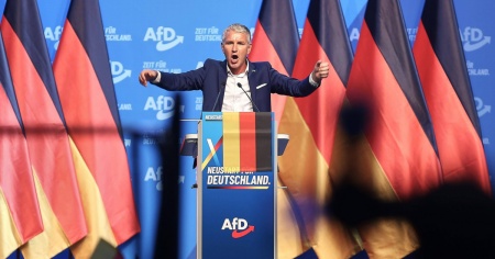 AfD a congresso tra proteste e slogan: «Rendiamo di nuovo grande la Germania»