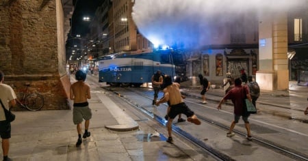Morto dopo il fermo di polizia: guerriglia a Bologna, centro storico sotto assedio