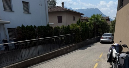Stava cercando di entrare in un'auto altrui: la polizia lo interroga e lo lascia andare