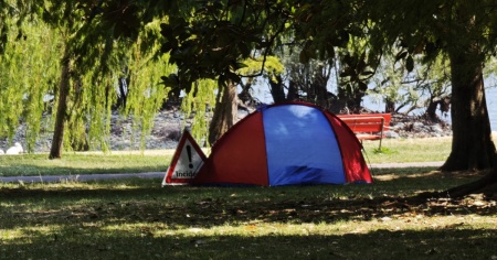 Trova un ordigno inesploso e se lo mette nella tenda. Si attendono gli artificieri