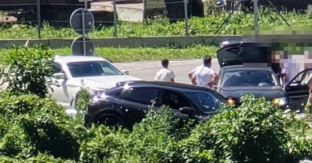 Porsche finisce fuori strada all'imbocco del ponte militare di Cevio