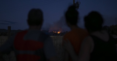 Mille vigili del fuoco contro un maxi incendio