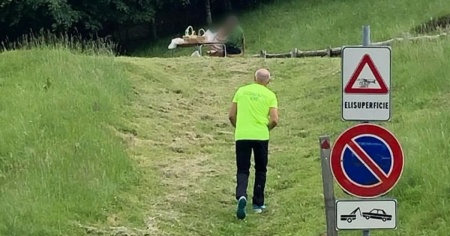 «Prendono il sole sulla piazzola e non si spostano»: l'elisoccorso non può atterrare