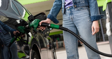 Fra vacanze e guerra in Iran, i prezzi della benzina tornano a salire