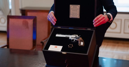 Starmer e Merz lasciano ad Ankara il revolver regalato da Erdogan