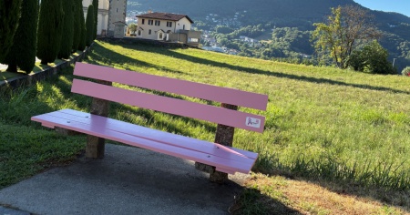 Due panchine rosa a Collina d'Oro