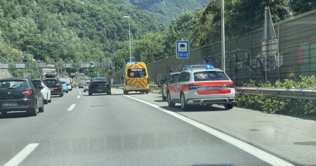 Scontro auto-moto a Maroggia, traffico in tilt sull'A2 in direzione sud