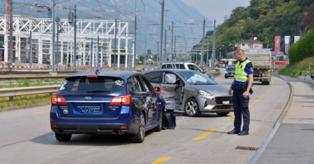 Scontro tra auto sulla cantonale: due feriti