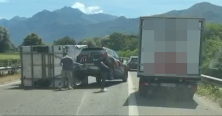 Si capovolge un veicolo, disagi al traffico