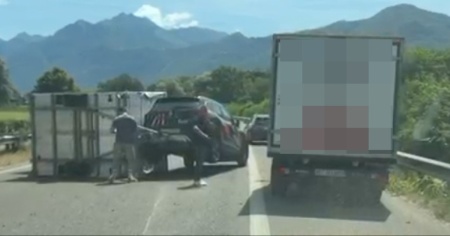 Si capovolge un veicolo, disagi al traffico