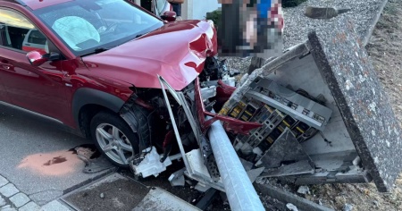 Si schianta con l'auto contro una cabina elettrica ferendosi e causando un blackout